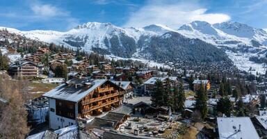 Antenne Aussicht von Verbier, schweizerisch Alpen Übergang Jahreszeiten im ein Ski Stadt, Dorf foto