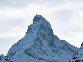 majestätisch Schnee bedeckt Berg Gipfel beim Dämmerung oder Dämmerung, Zermatt, Schweiz foto