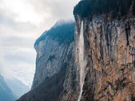 atemberaubend Wasserfall inmitten robust Berge im mürren, Schweiz. foto