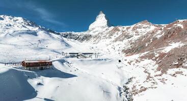 Antenne Aussicht von zermatt Ski Resort und Matterhorn, schweizerisch Alpen mit rot Zug foto