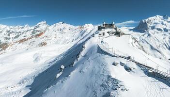 Antenne Aussicht von schneebedeckt Berg Grat mit Zug Schiene, Zermatt, Schweiz foto