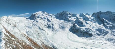 atemberaubend alpin Landschaft von Zermatt, Schweiz, im das Winter Jahreszeit foto