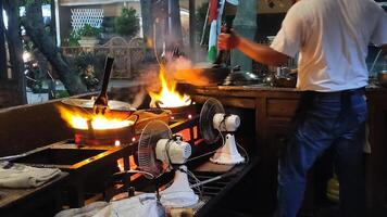 ein Verbrennung Feuer wann Herstellung Essen foto