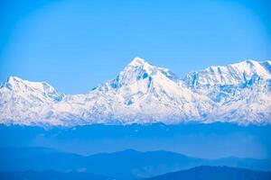 sehr hoher gipfel von nainital, indien, die bergkette, die auf diesem bild sichtbar ist, ist die himalaya-kette, die schönheit des berges bei nainital in uttarakhand, indien foto