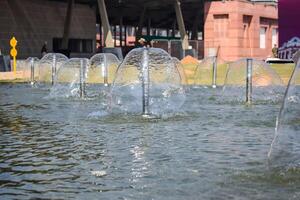 Brunnen im das Komplex von Bharat Mandapam formal bekannt wie pragati Maidan im Delhi Indien, Arbeiten Brunnen im das Bharat Mandapam Komplex, Wasser im das Brunnen, Brunnen im das Bharat Mandapam Park foto