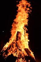 feuerflammen auf schwarzem hintergrund, lodernder feuerflammentexturhintergrund, schön, das feuer brennt, feuerflammen mit holz und kuhdunglagerfeuer foto