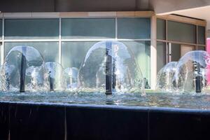 Brunnen im das Komplex von Bharat Mandapam formal bekannt wie pragati Maidan im Delhi Indien, Arbeiten Brunnen im das Bharat Mandapam Komplex, Wasser im das Brunnen, Brunnen im das Bharat Mandapam Park foto