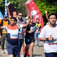 Neu Delhi, Indien - - Oktober 15 2023 - - Vedanta Delhi Hälfte Marathon- Rennen nach covid im welche Marathon- Teilnehmer Über zu Kreuz das Fertig Linie, Delhi Hälfte Marathon- 2023 foto