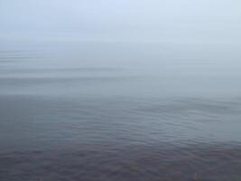 Morgen Nebel Über das See, glatt Wasser, Schweigen, Weiß und grau Gradient Hintergrund foto