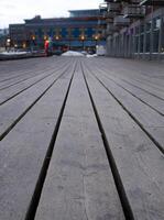 Promenade durch das Meer, hölzern Planke, Terrassenbelag, Gehweg, Pfad oder Terrasse, niedrig Winkel Aussicht Vertikale Bild von Terrasse Deck Seebrücke, Kopieren Raum foto