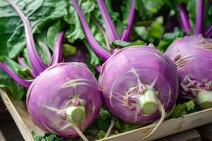 ai generiert frisch lila Kohlrabi Gemüse mit Grün Blätter im ein hölzern Kiste beim das Markt foto