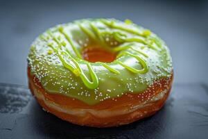 ai generiert Nahansicht von ein Schlüssel Limette glasiert Krapfen Dessert mit Grün beschwingt Glasur und Zucker Sträusel foto