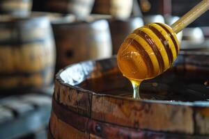 ai generiert golden Honig tropft von ein Schöpflöffel in ein Fass mit Süss und viskos Textur foto