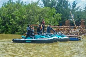 ein Gruppe von Menschen Reiten Jet Ski, Indonesien, 3 März 2024 foto