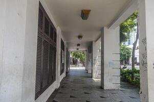 ein Fußgänger Gasse auf jalan tunjungan Surabaya, Indonesien, 2 März 2024. foto