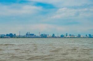 direkt am Meer industriell Horizont mit Himmel voll von Luft Verschmutzung foto