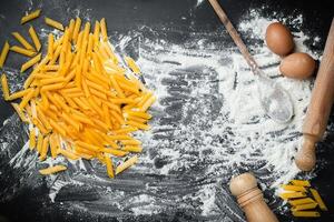 Teig Vorbereitung Rezept brot, Pizza, Pasta oder Kuchen Zutaten, Essen eben legen auf Küche Tabelle Hintergrund. Arbeiten mit Butter, Milch, Hefe, Mehl, Eier, Zucker Gebäck oder Bäckerei Kochen foto