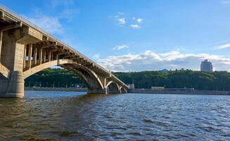 groß U-Bahn Metro Brücke über das Dnjepr Fluss auf ein heiß sonnig Tag foto