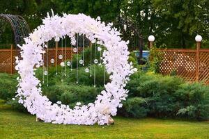 Abonnieren Urlaub Banner mit Weiß Blumen.Geburtstag,Hochzeit,Firma foto