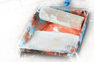 Maler Handwerker Künstler Tablett, Walze zum Malerei, Arbeitsplatz, orange Pfirsich Farbe foto