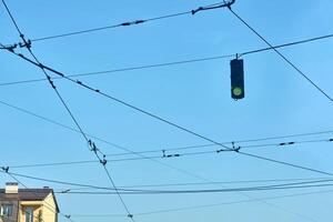 warten auf ein Linie. Stadt Straße Kommunikation Drähte, der Verkehr Licht foto