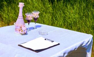 Hochzeit Zubehör und Champagner mit Brille zum Ehe im Sommer- Park foto