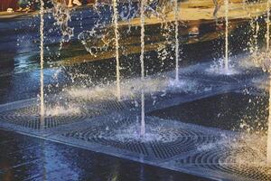 cool Wasser Brunnen fließen im das Sommer- Hitze foto