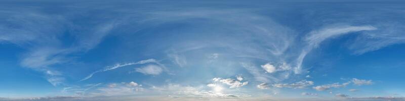 Blau Himmelskuppel 360 hdri Panorama mit Dämmerung Wolken Vor Sonnenuntergang im gleichwinklig Format mit Zenit zum verwenden im 3d Grafik wie Himmel Ersatz oder bearbeiten Drohne Schuss foto