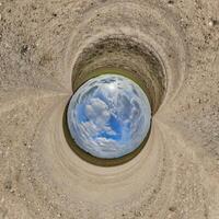 Blau Loch Kugel wenig Planet Innerhalb Sand oder trocken Gras runden Rahmen Hintergrund foto