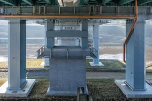 Stahl Rahmen und Beton Konstruktion enorm Auto Brücke über das breit Fluss. foto