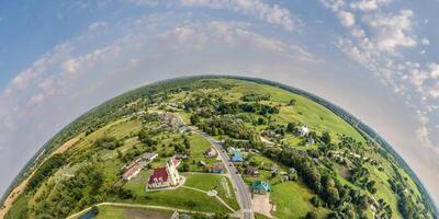 Antenne Aussicht von hoch Höhe winzig Planet im Himmel mit Wolken mit Blick auf alt Stadt, städtisch Entwicklung, Gebäude und Kreuzung. Transformation von kugelförmig 360 Panorama im abstrakt Antenne Sicht. foto