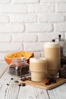 Herbstkürbis-Gewürz-Latte mit Milch und Sahne foto