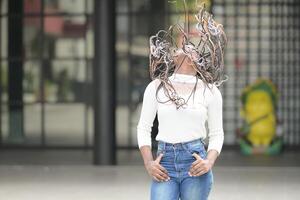 ein jung Frau mit seine Frisur und das Atmosphäre von Leben im das Gemeinschaft. foto