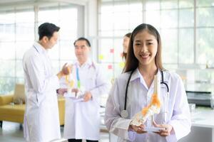 Porträt von medizinisch Professor und ein medizinisch Schüler im ein Krankenhaus foto