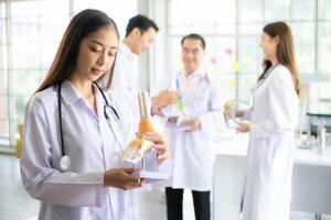 Porträt von medizinisch Professor und ein medizinisch Schüler im ein Krankenhaus foto