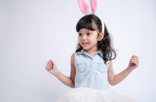 glücklich wenig Mädchen mit Ostern Eier, Hase, und ein groß lächeln, ausstrahlen Freude und Unschuld foto