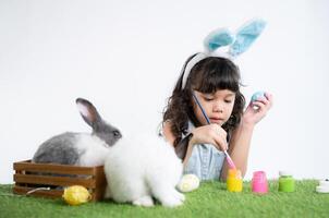 Ostern Hase Spaß mit wenig Kinder das Schönheit von Freundschaft zwischen Menschen und Tiere foto