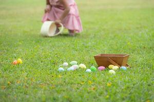 Mädchen genießen draussen Aktivitäten im das Park einschließlich ein Lauf zu sammeln schön Ostern Eier. foto