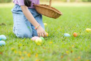 Kinder genießen draussen Aktivitäten im das Park einschließlich ein Lauf zu sammeln schön Ostern Eier. foto
