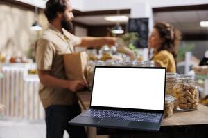 Verkäufer präsentieren Chemikalien kostenlos Produkte im Marktplatz Veranstaltungsort, mit Attrappe, Lehrmodell, Simulation Laptop zu werben Geschäft. Farmer Handel organisch Essen während lokal Veranstaltung mit leeren Kopieren Raum auf Gerät zum Beförderung foto