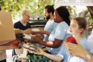 Nächstenliebe Gruppe, einschließlich Männer und Frauen von anders Alter und Ethnien, zusammen Bereitstellung Spenden und Unterstützung zum Essen Antrieb. Freiwillige Hand aus Dosen- Waren und wesentlich Artikel zu das Bedürftige. foto