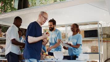 im diese Schuss wir sehen das Arm und obdachlos Menschen Empfang kostenlos Essen und Nahrung von das Hunger Linderung Mannschaft von Freiwillige. Nächstenliebe Arbeitskräfte spenden Früchte und Mahlzeiten zu das unterprivilegiert. foto