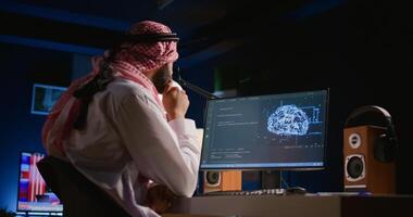 Entwickler Tippen auf Klaviatur, Aktualisierung künstlich Intelligenz neural Netzwerke, Schreiben Komplex binär Code Skripte. Muslim freiberuflich Programmierer im persönlich Büro Upgrade durchführen hoch Technik ai foto