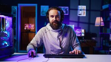 aufgeregt Esport Spieler Aufzeichnung spielen Videospiele im Vorderseite von Publikum während Liveübertragung, Bereitstellung einnehmend Kommentar während kämpfen Gegner. Profi Spieler teilnehmen im Spielen Wettbewerb foto