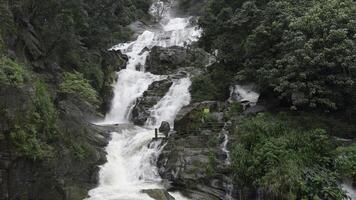 schön tropisch Wasserfall im Urwald mit Wandern Wanderwege. Aktion. Kaskadierung Wasserfall auf Felsen von Regenwald. schön Tourist Wasserfall mit Kaskaden auf Felsen im Grün Urwald foto