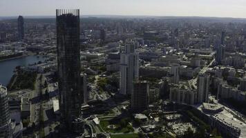 oben Aussicht von Landschaft von modern Stadt mit Horizont. Lager Filmaufnahme. Sommer- im modern Stadt mit schön die Architektur und Grün im Sommer. Panorama von Stadt mit Fluss und modern Wolkenkratzer foto