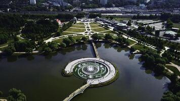 geometrisch Landschaft Wege und Brunnen. kreativ. oben Aussicht von Zier Park mit Wege und Brunnen. historisch Park mit Brunnen im Teich und luxuriös geometrisch Gasse foto