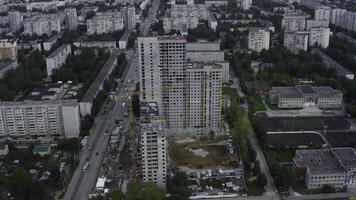 oben Aussicht von Konstruktion von mehrstöckig Gebäude im Stadt. Lager Filmaufnahme. Konstruktion von mehrstöckig Gebäude im Stadt Center auf Sommer- Tag. Panorama von modern Stadt mit Konstruktion von Hochhaus foto