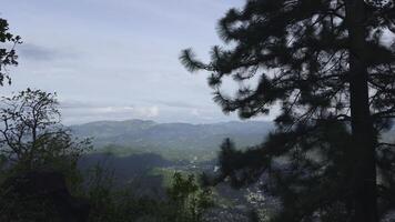 Berg Aussicht von Auto Fahren entlang Serpentin. Aktion. Ausflug durch Auto auf Serpentin mit Blick auf Berge auf Sommer- Tag. wolkig Landschaft von Berg Senke von Auto Fahren entlang Serpentin foto