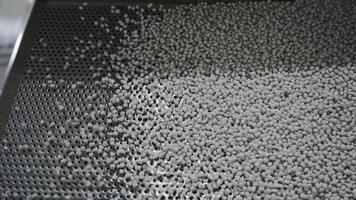 Reinigung von Polymer Granulat. kreativ. Gittergewebe zum Reinigung Weiß Polymer Granulat von Trümmer und fremd Partikel. chemisch Werkstatt zum Plastik wird bearbeitet und Reinigung foto